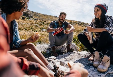 Picknick-nach-einer-Wanderung-in-den-Schweizer-Alpen.jpg